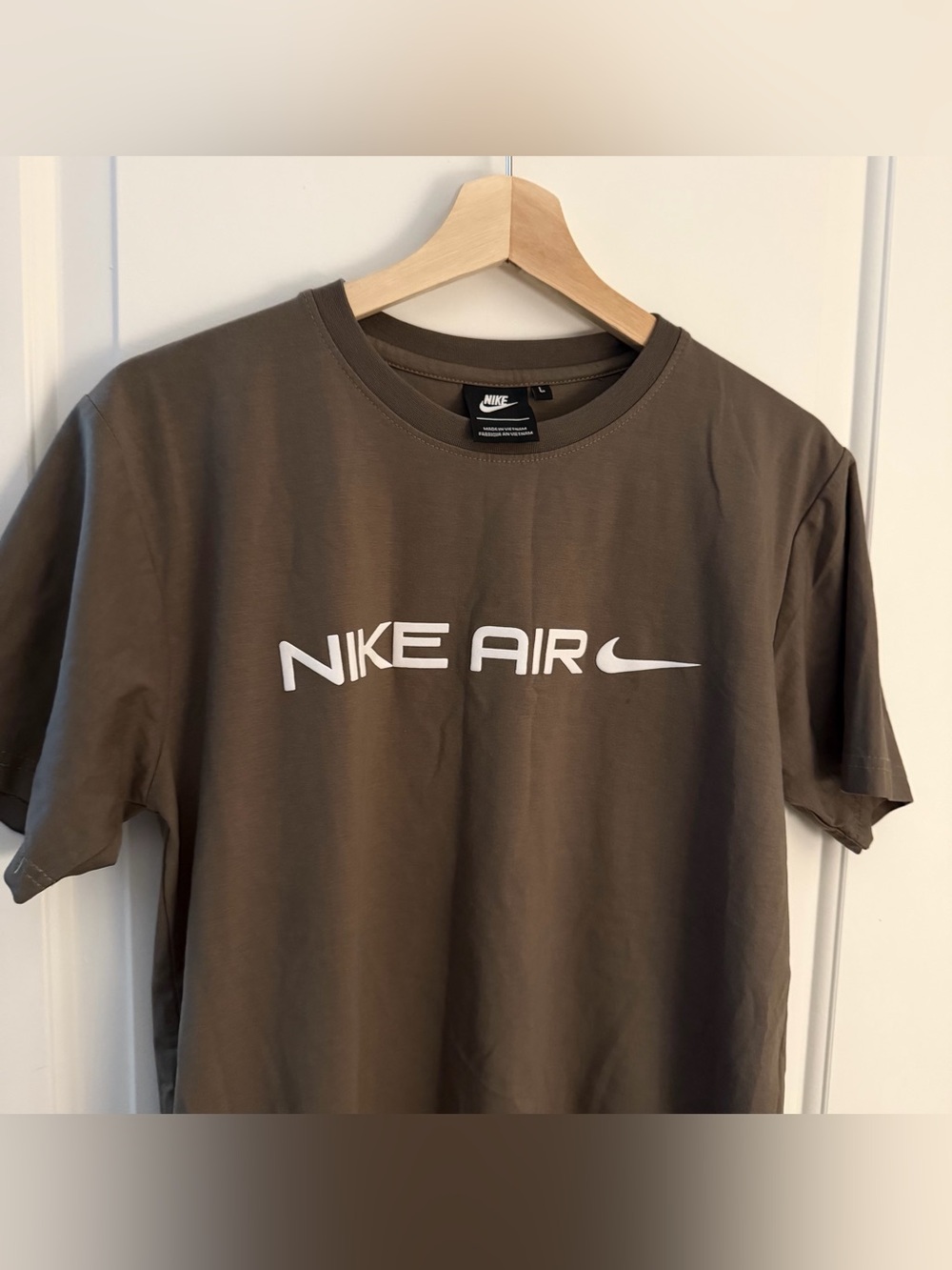 Nike Air Men's L Crew Neck Short Sleeve Cotton T-Shirt Green Logo Graphic Sporty